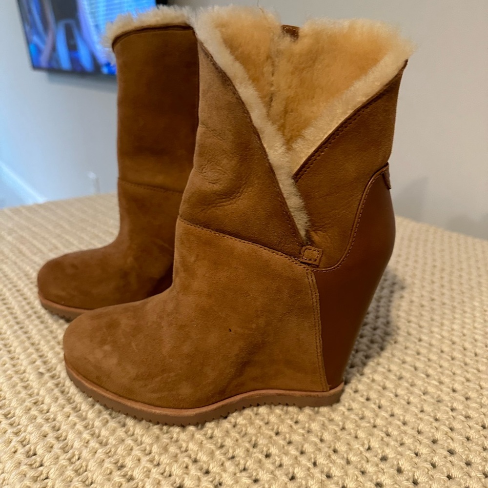 Uggs wedge heel bootie